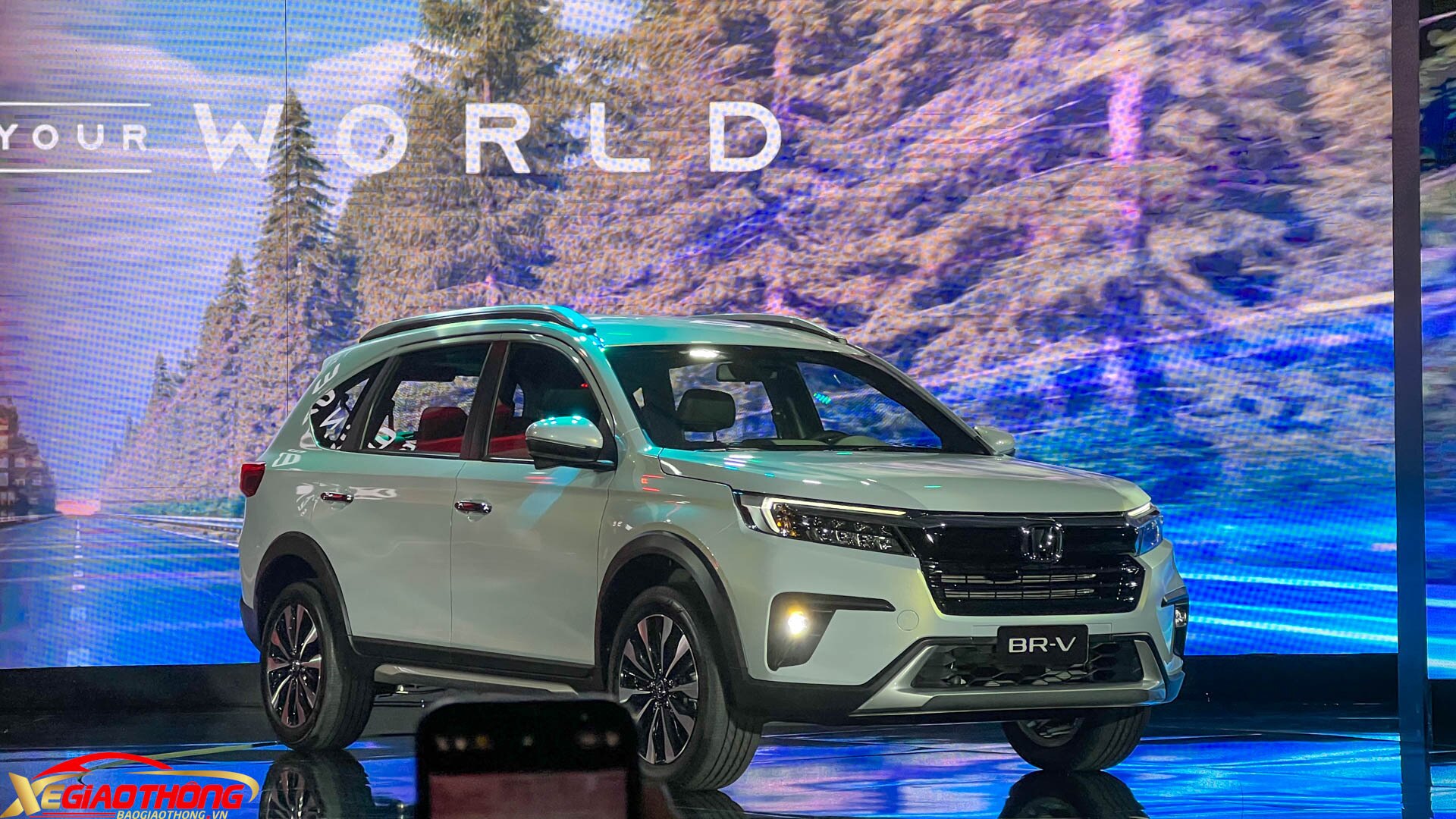 Xe có thiết kế mạch lạc, mang hơi hướng truyền thống thay vì kiểu tạo hình phá cách, giàu chi tiết được nhiều mẫu MPV bình dân hiện nay áp dụng