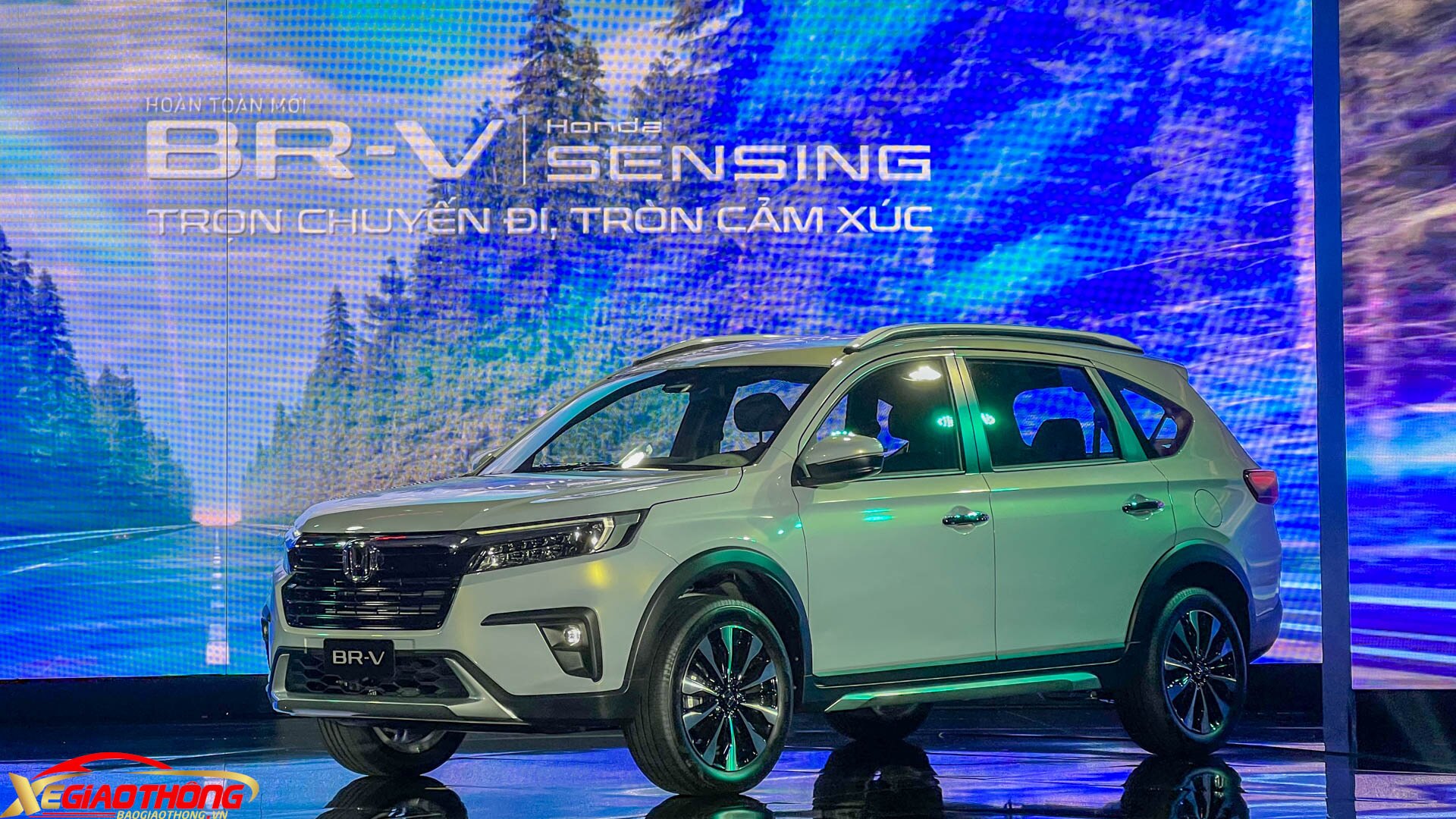 Honda BR-V G và L được nhập khẩu từ Indonesia, có giá bán lần lượt là 661 triệu và 705 triệu đồng (màu trắng cộng thêm 5 triệu đồng), không chênh lệch nhiều Mitsubishi Xpander, Toyota Veloz Cross