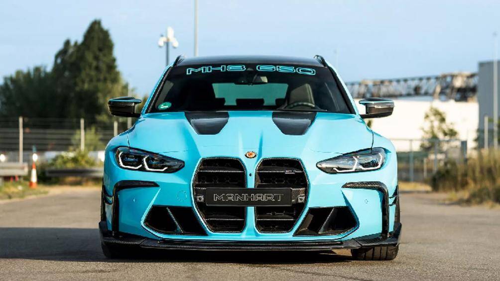 Để tăng sự độc đáo cho chiếc M3 Touring, hãng độ Manhart đã sơn màu ngoại thất xanh với viền đen. Ngoài ra, còn có lưới tản nhiệt, cánh mũi hình quả thận.