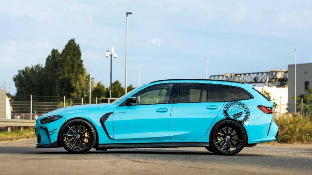 Hãng độ Manhart đã nâng cấp BMW M3 Touring thông qua việc hạ thấp chiều cao xe, trang bị bộ la-zăng mới, mâm Yido Performance có kích thước 20 inch ở phía trước và 21 inch ở phía sau.