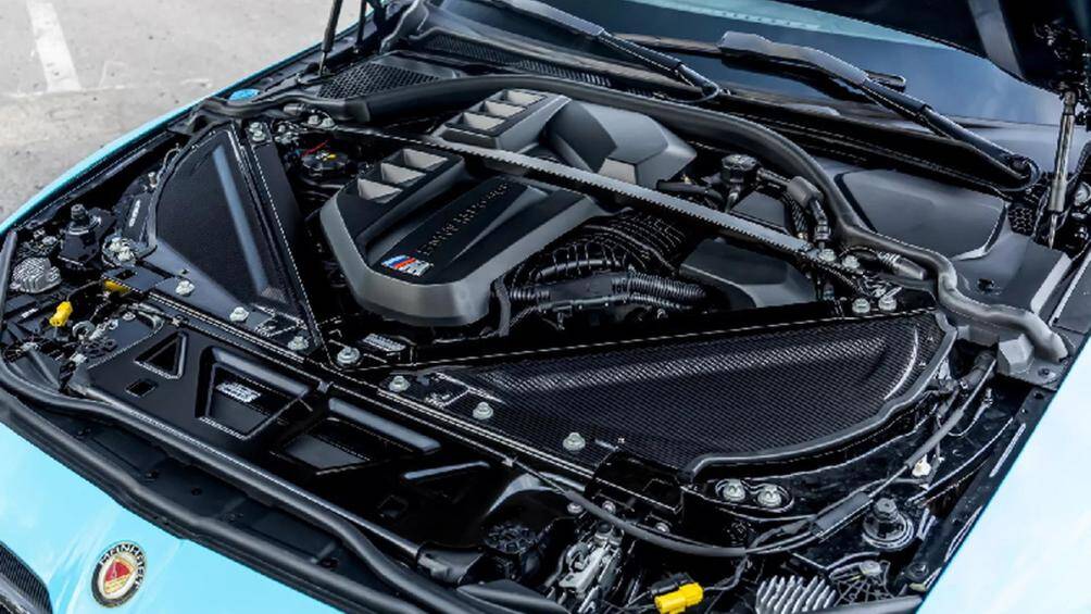 Manhart cũng sử dụng động cơ 6 xi-lanh thẳng hàng dung tích 3.0 lít tăng áp kép sản sinh công suất 641 mã lực và mô-men xoắn 800 Nm.