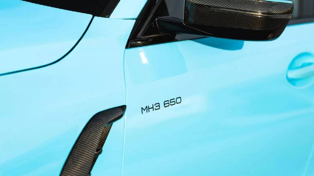 Theo gian hàng trực tuyến của Manhart, món phụ kiện đắt nhất là mui xe bằng sợi carbon dành cho M4 CSL có giá 17.250 euro (18.834 USD).