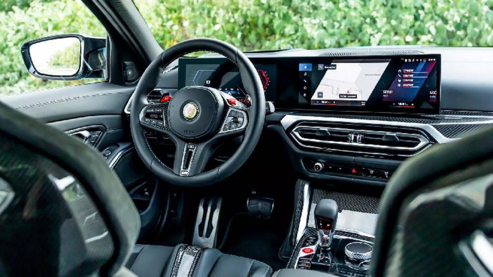 Manhart tinh chỉnh nội thất, bổ sung đèn trần LED trông như bầu trời đêm. Huy hiệu của hãng độ trang trí tại trung tâm vô lăng.