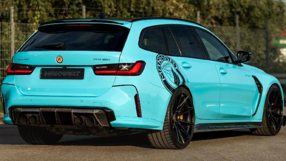 Phía sau xe sau có một phần mở rộng trên cánh gió mui và bốn đầu ống xả 100mm (3,9 in).