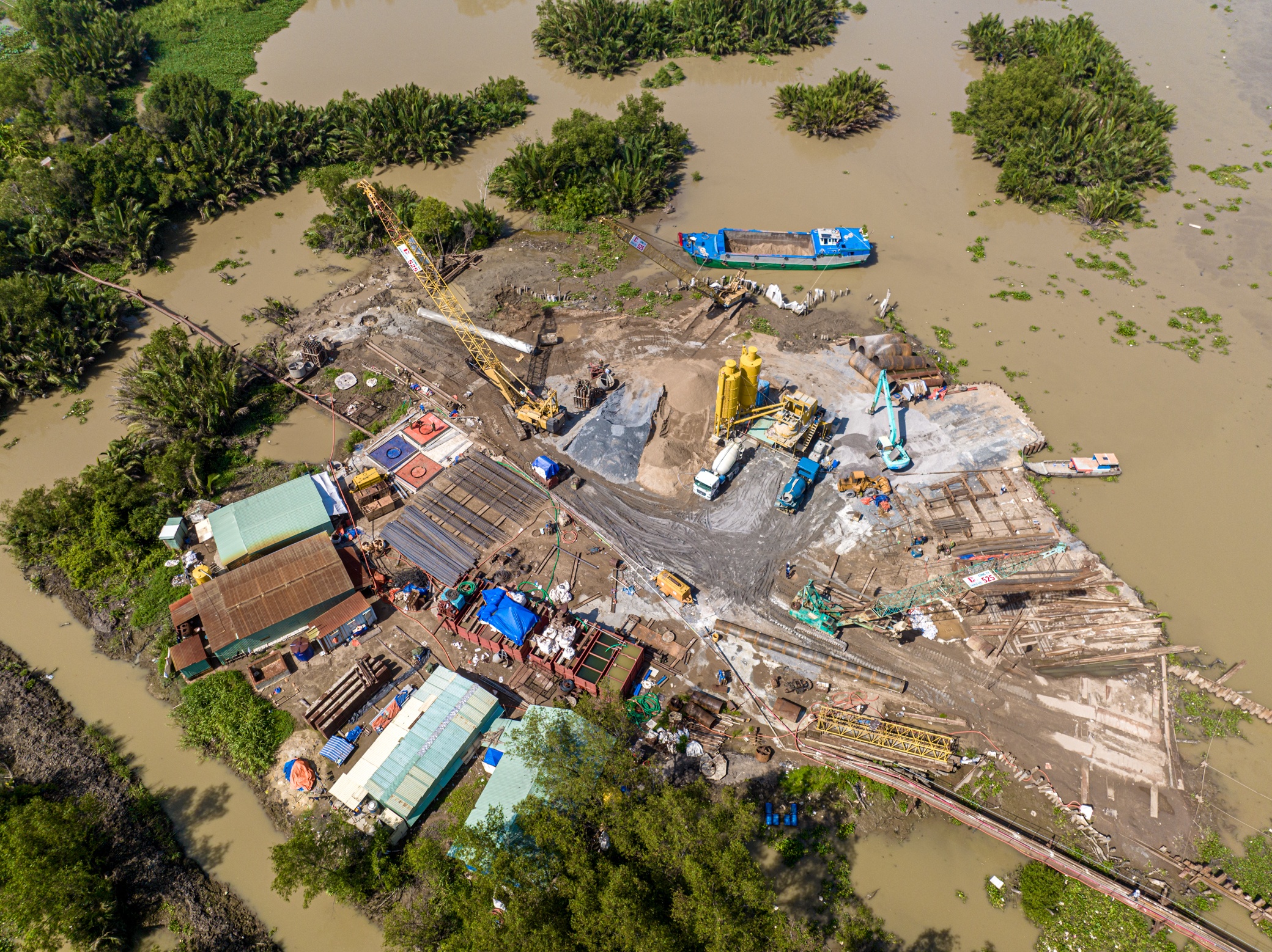 Một phần diện tích vẫn chưa được bàn giao đang là nơi tập kết tạm máy móc, thiết bị, vật tư để thi công trước tại khu vực tim tuyến dự án.