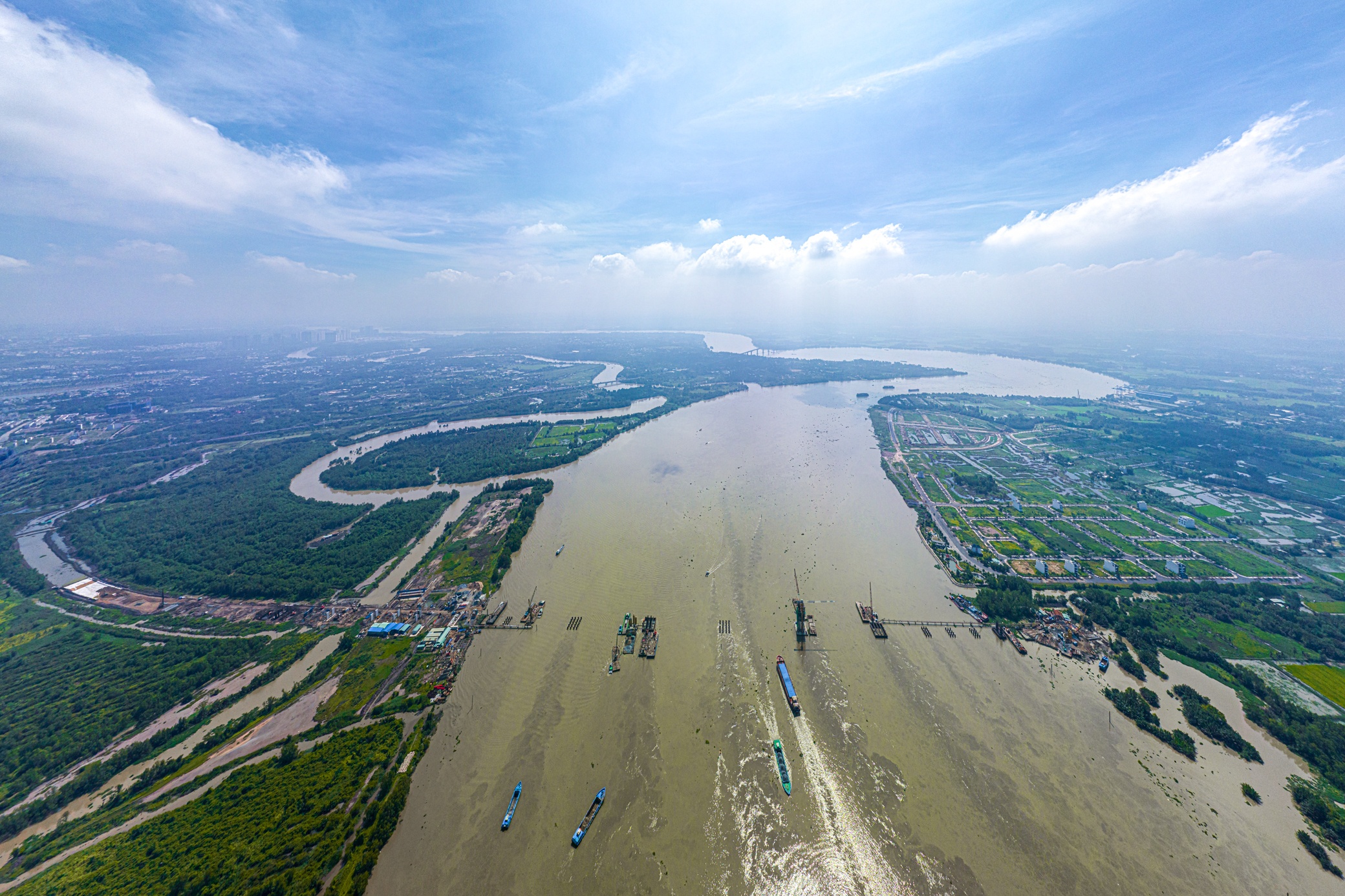 Đến nay, mặt bằng thi công phía Đồng Nai vẫn chưa được bàn giao cho nhà thầu. Về phía UBND tỉnh Đồng Nai, chính quyền địa phương vừa có tờ trình thẩm định giá đất để tính mức bồi thường mặt bằng hôm 30/6.