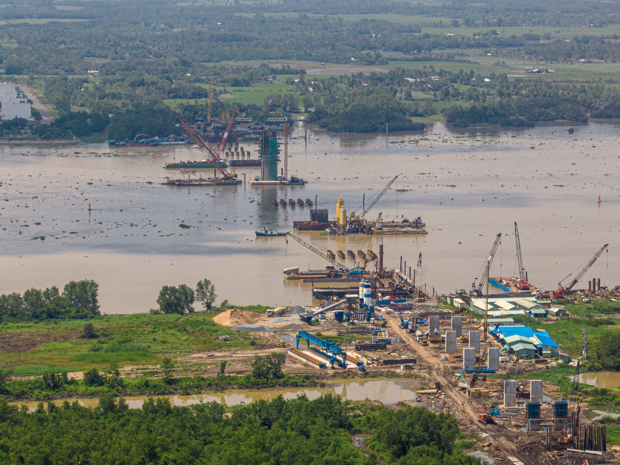 Dự án thành phần 1A đoạn Tân Vạn - Nhơn Trạch giai đoạn 1 thuộc đường vành đai 3 TP.HCM đạt hơn 38% (tính đến tuần đầu tháng 7). Đây là một trong những hạng mục quan trọng nhất của đường vành đai 3 TP.HCM, với hai gói thầu xây cầu Nhơn Trạch và đường dẫn.
