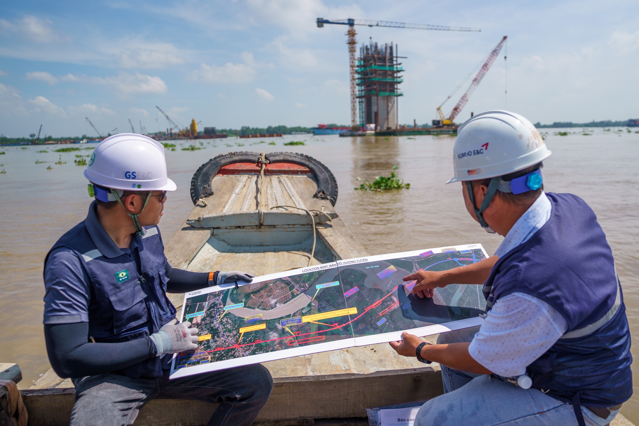 Đặc thù thi công trên bề mặt nước, việc đi lại của kỹ sư, công nhân hay vận chuyển vật liệu thiết bị đều thông qua cano, xuồng máy và sà lan.