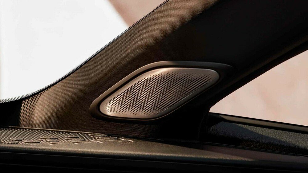 Toyota C-HR 2024 còn sở hữu hệ thống âm thanh JBL, đèn viền nội thất 64 màu, cửa sổ trời toàn cảnh và màn hình hiển thị thông tin kính lái HUD.