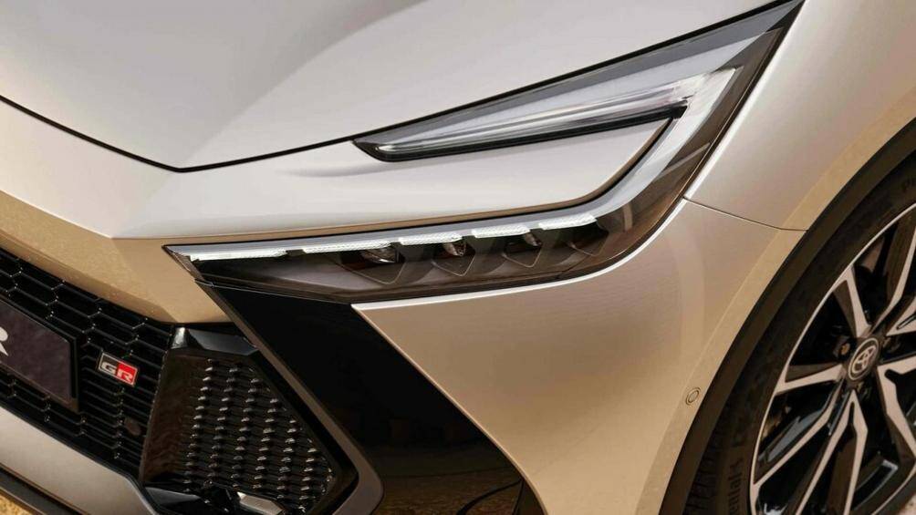 Bên dưới là lưới tản nhiệt cỡ lớn, được bao quanh bằng viền dày dặn và sơn màu đen bóng. Đèn sương mù trước của xe được tích hợp vào hai góc của lưới tản nhiệt.