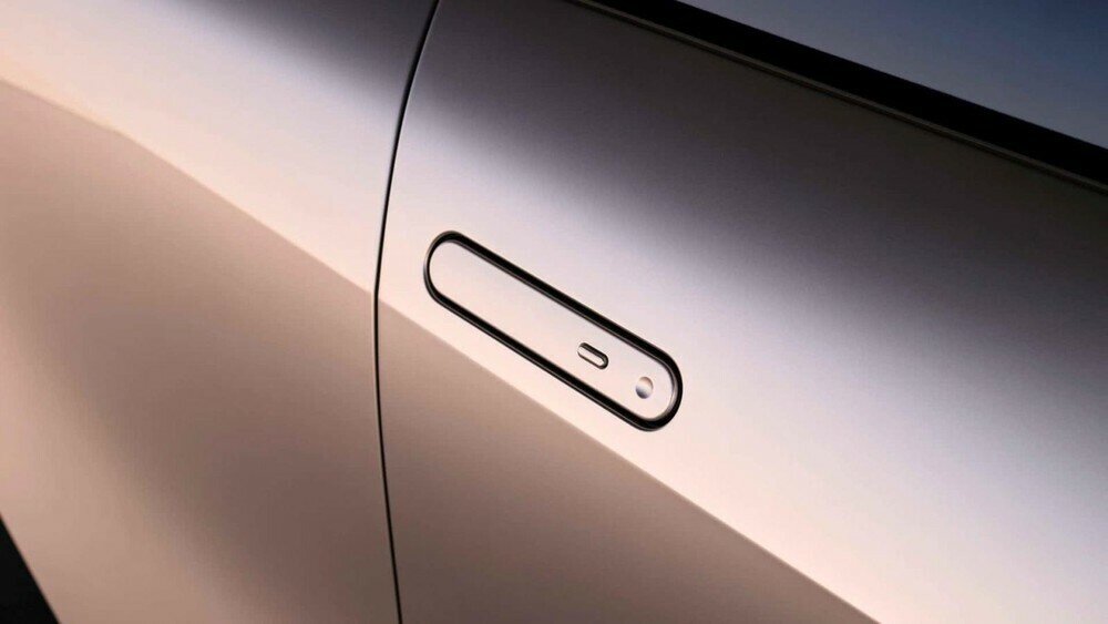 Vô lăng ba chấu được thiết kế giống Toyota Alphard thế hệ mới. Cửa gió điều hòa có thiết kế tua-bin và cần số ngắn tương tự Prius.