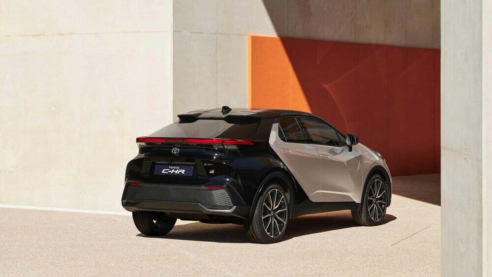 Toyota C-HR 2024 được trang bị nóc dốc về phía sau theo phong cách coupe cùng tay nắm cửa ẩn giúp giảm hệ số lực cản không khí.
