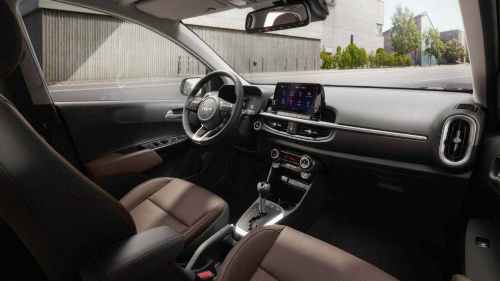 Kia Morning 2023 có bảng đồng hồ dạng kỹ thuật số, màn hình trung tâm 8 inch hỗ trợ Apple CarPlay/Android Auto, hệ thống Kia Connect nay đã có thể nhận các bản cập nhật qua internet.