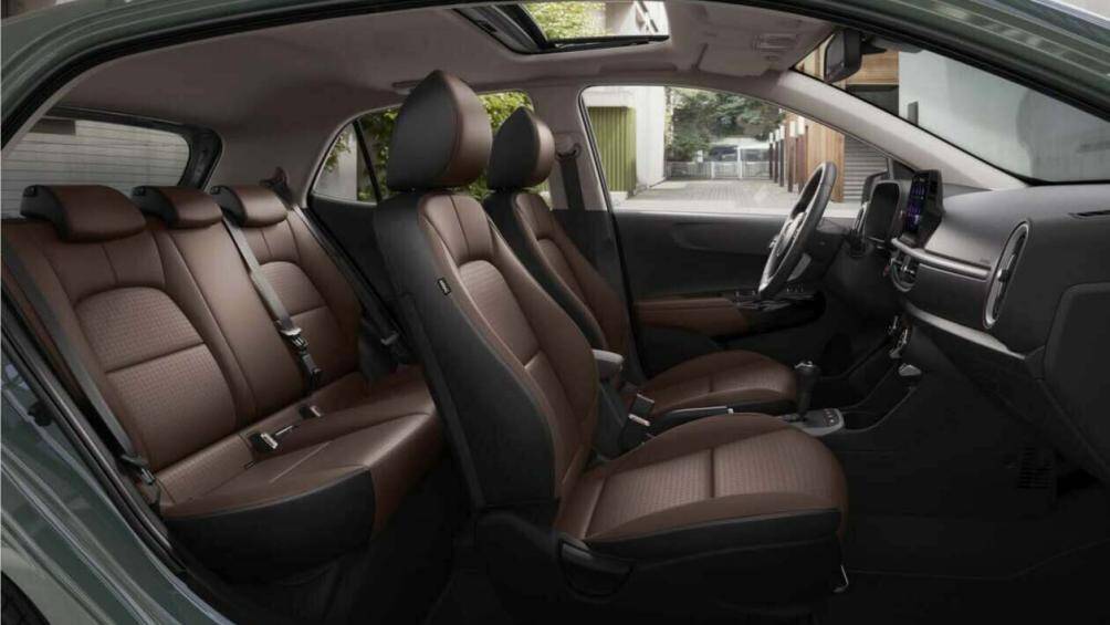 Cả hai hàng ghế đều có cổng sạc USB Type C. Phiên bản cơ sở dùng ghế nỉ còn bản cao được trang bị ghế da nhân tạo.