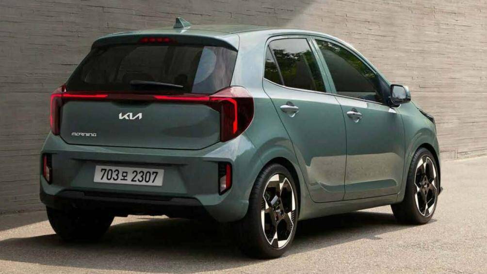 Cụm đèn hậu được làm mới họa tiết bên trong, đi kèm dải LED chạy ngang cửa khoang hành lý.