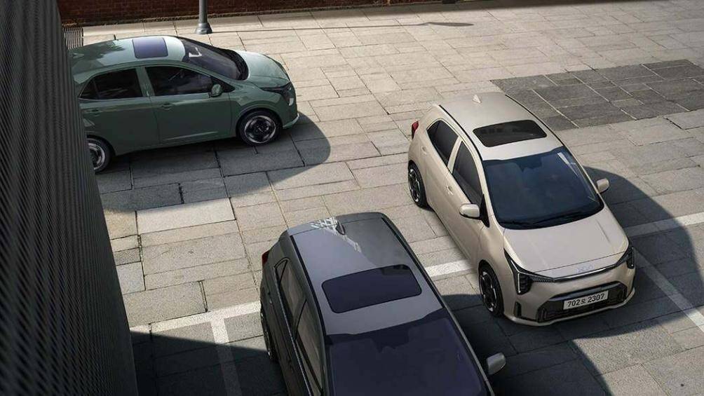 Tại thị trường quê nhà, Kia Morning 2023 được phân phối với 3 phiên bản, giá từ 13,15-16,55 triệu won (tương đương khoảng từ 236-297 triệu đồng).