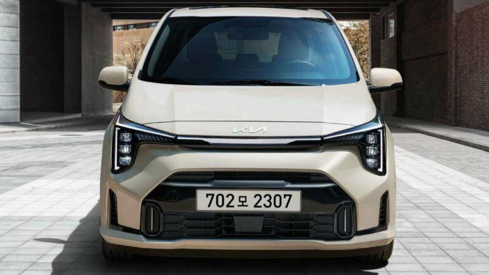 Ở đầu xe, lưới tản nhiệt mũi hổ đặc trưng được thu gọn, trong khi phần tản nhiệt phía dưới mở rộng và giàu chi tiết hơn.