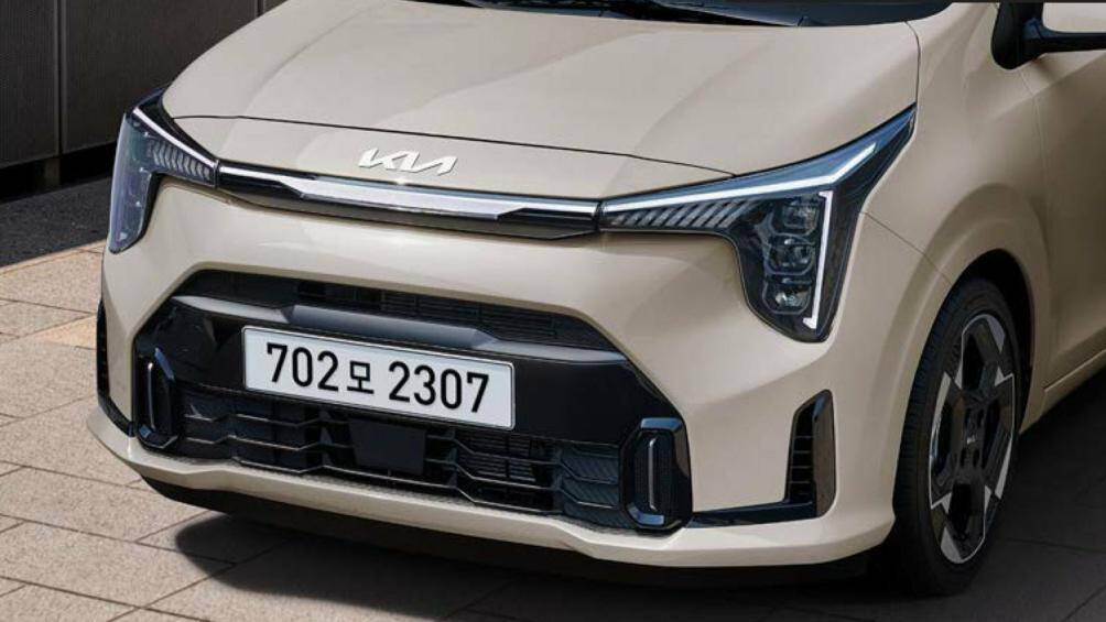 Cặp đèn pha LED hình chữ L nối liền bằng một thanh kim loại, bao trọn đầu xe.