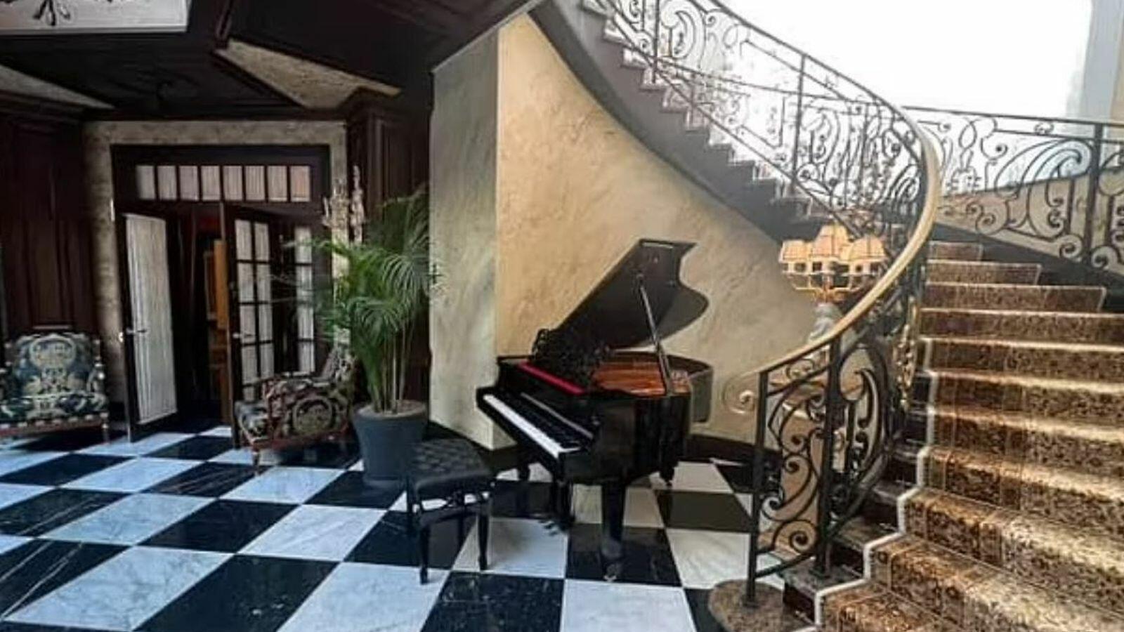 Trong nhà có một chiếc piano cỡ lớn ở tầng một cùng một khu vực xông hơi, mát-xa, phòng cầu nguyện riêng tư được trang trí bằng những biểu tượng tôn giáo của Chính thống giáo Nga.