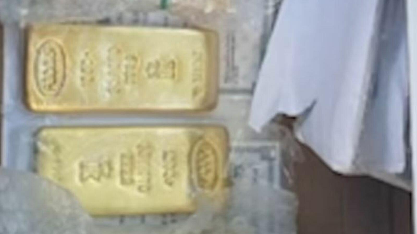Ngoài ra, FSB còn phát hiện được số lượng lớn vàng và tiền mặt ở nhiều loại tiền tệ, một bộ quân phục gắn hàng chục huy chương.
