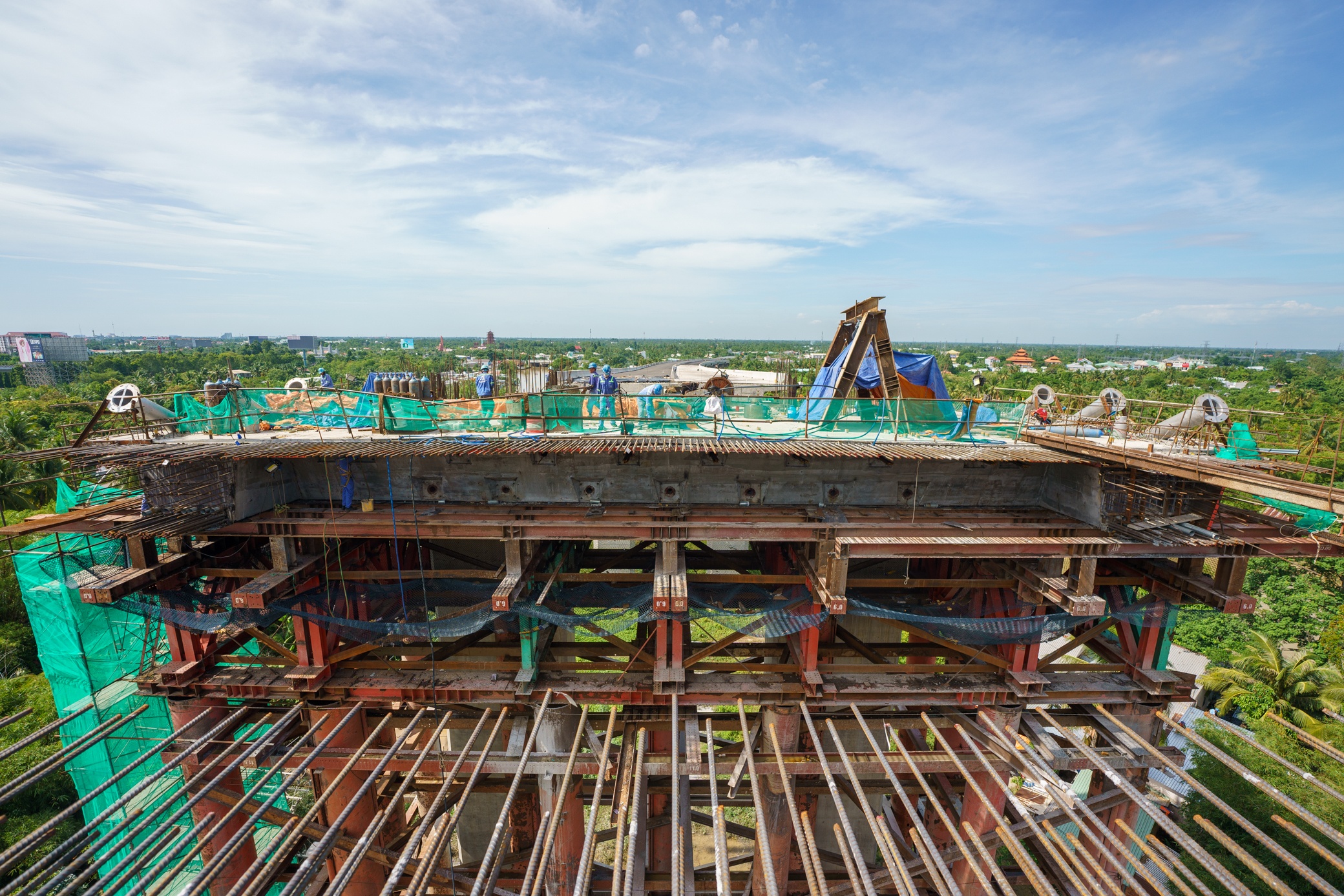 Nhịp biên cầu đang trong quá trình hoàn tất đúc dầm theo chu trình. "Hiểu nôm na cứ 13 ngày, cầu dài ra thêm 11m, tương đương trung bình mỗi ngày 1m", ông Phan Văn Quân cho hay.
