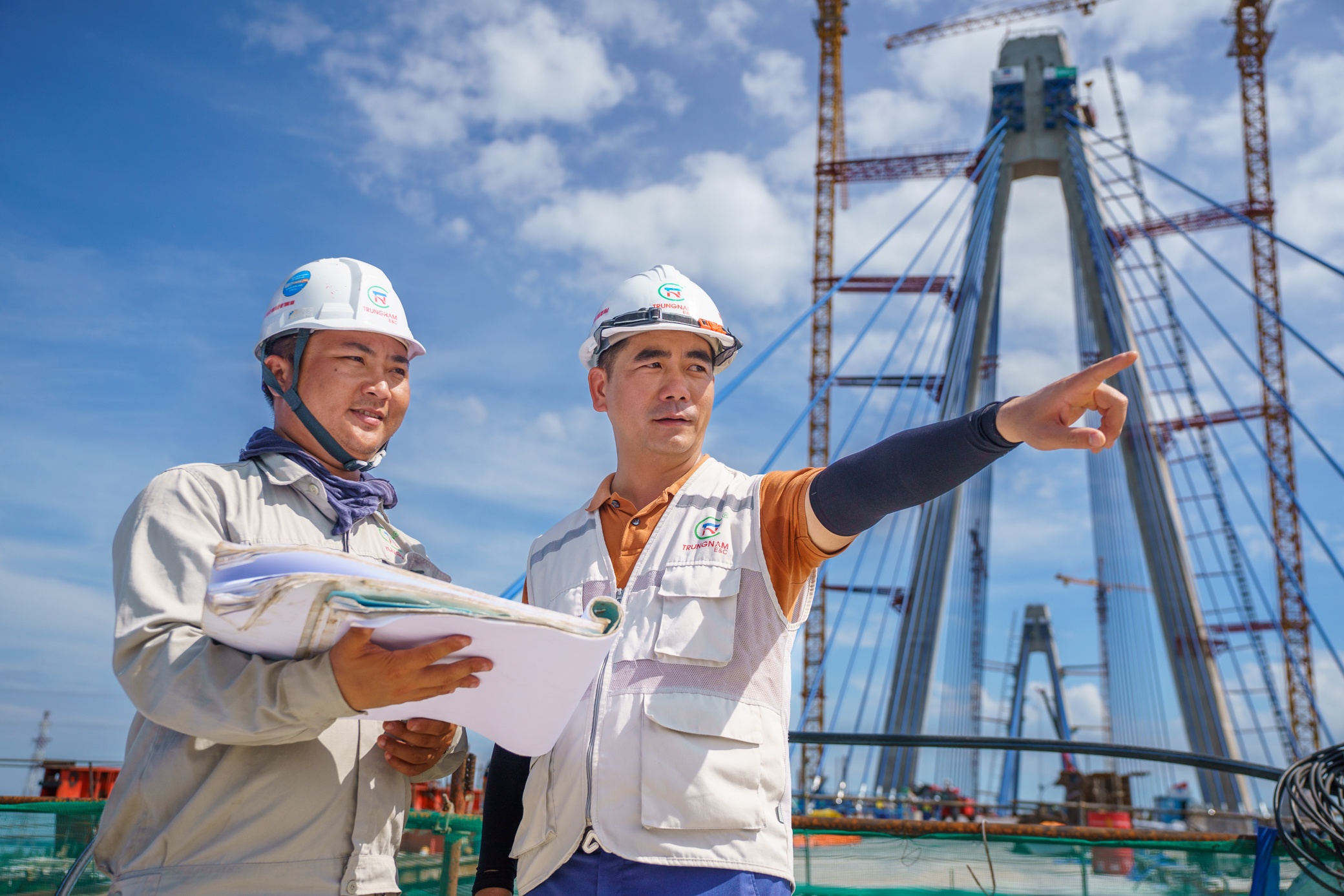 Ông Phan Văn Quân, Chỉ huy trưởng nhà thầu Trung Nam E&C, cho biết đơn vị phụ trách thi công trụ tháp T16, nhịp biên bờ Vĩnh Long. "Hiện nhà thầu đã hoàn tất thi công trụ tháp và chóp đỉnh.Giữa tháng 7, nhịp biên phía bờ Vĩnh Long sẽ được hợp long", ông Phan Văn Quân nói.