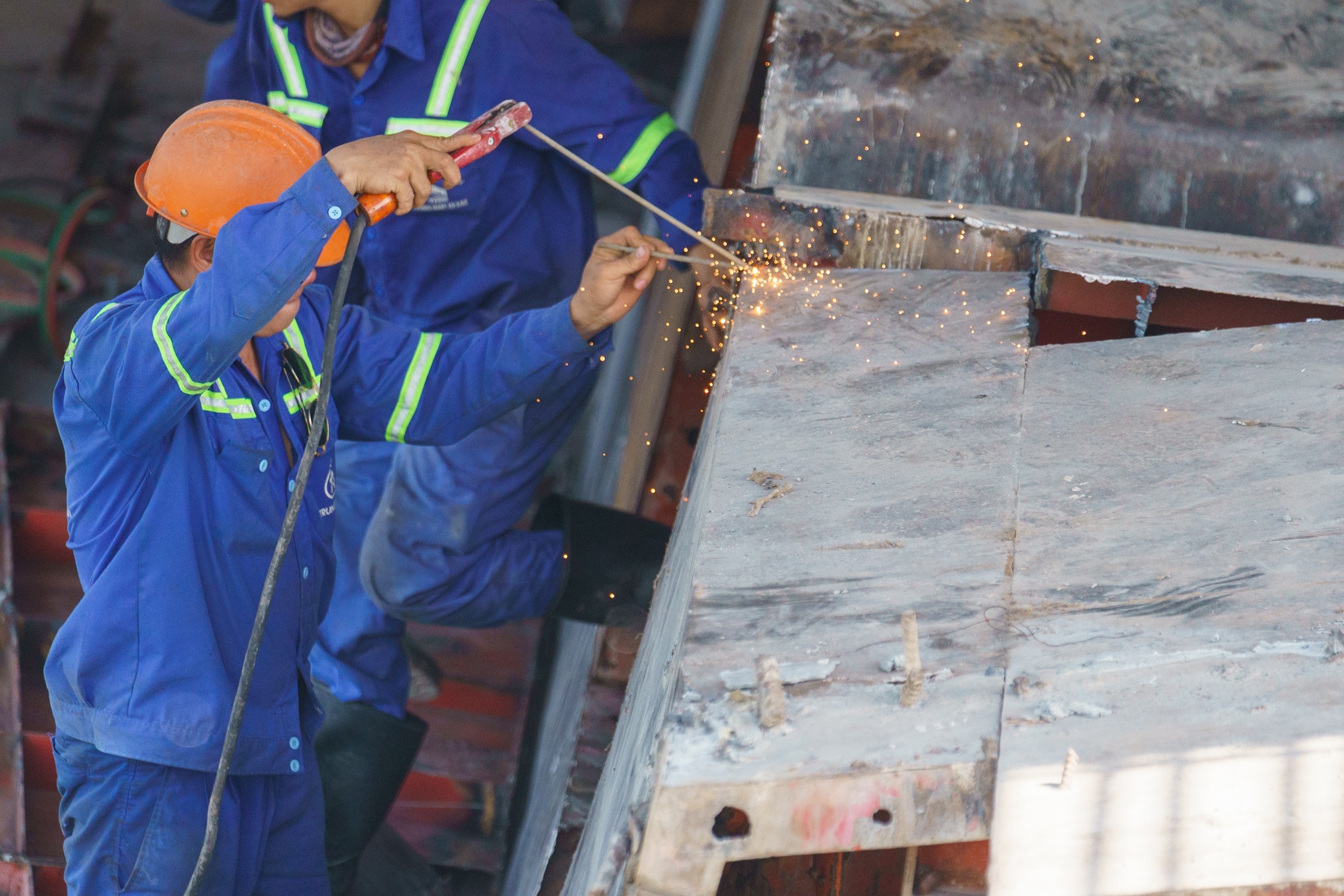 Bước vào giai đoạn "chạy nước rút", công trình mỗi ngày duy trì 3 ca luân phiên liên tục. Công nhân phải thi công xuyên đêm để kịp hợp long nhịp biên trong tháng 7 và hợp long nhịp giữa vào tháng 11.