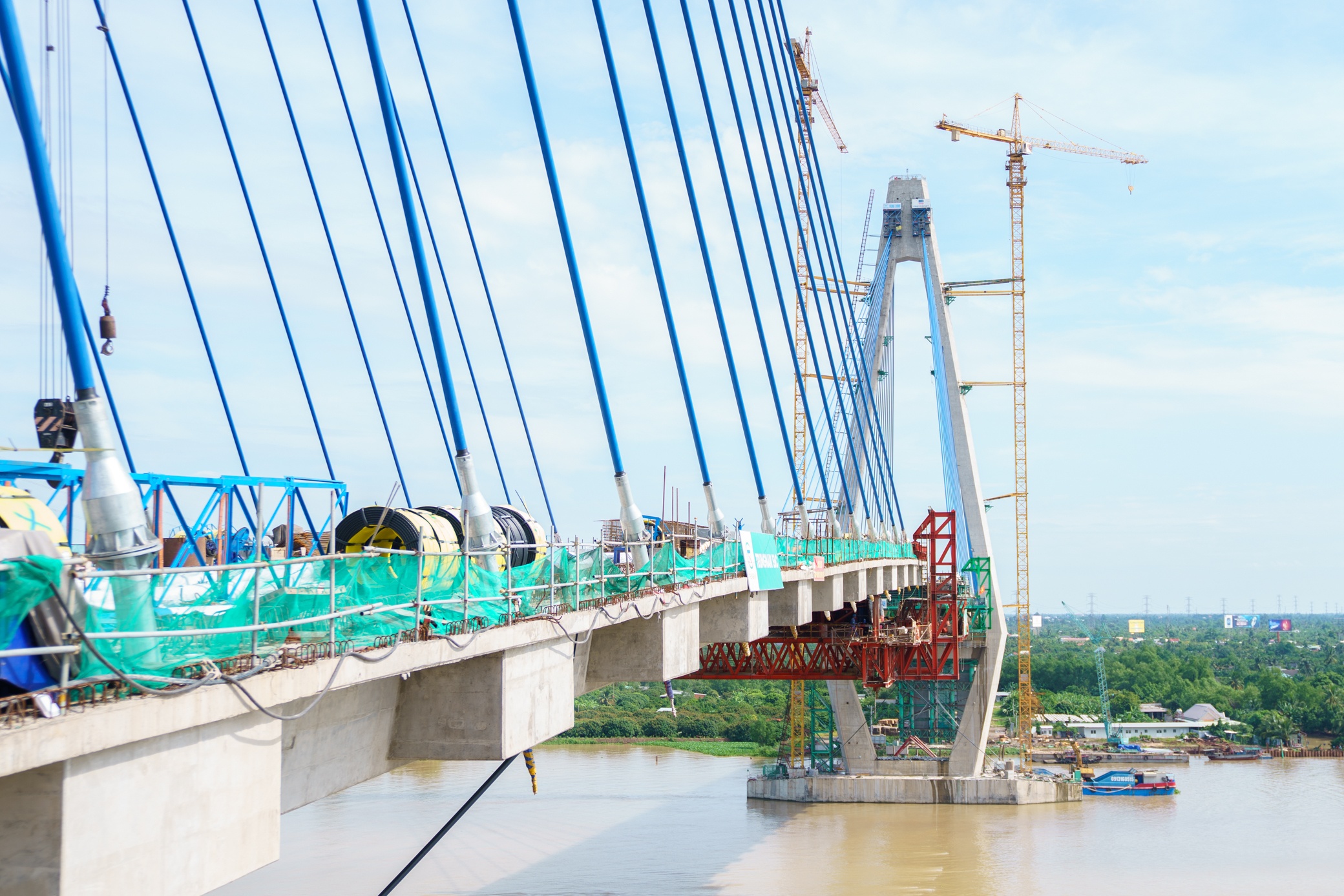 Cầu Mỹ thuận 2 là dự án cầu dây văng có quy mô lớn, phức tạp với nhịp chính dây văng dài 650m, hai trụ tháp cao hơn 125m.