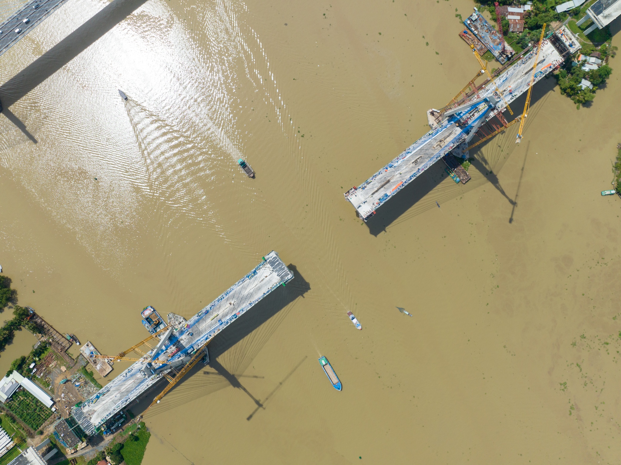 Cầu Mỹ Thuận 2 khởi công hồi tháng 2/2020, tổng mức đầu tư khoảng 5.000 tỷ đồng. Phần cầu chính dài hơn 1,9km, đáp ứng 6 làn xe, vận tốc thiết kế 80km/h.