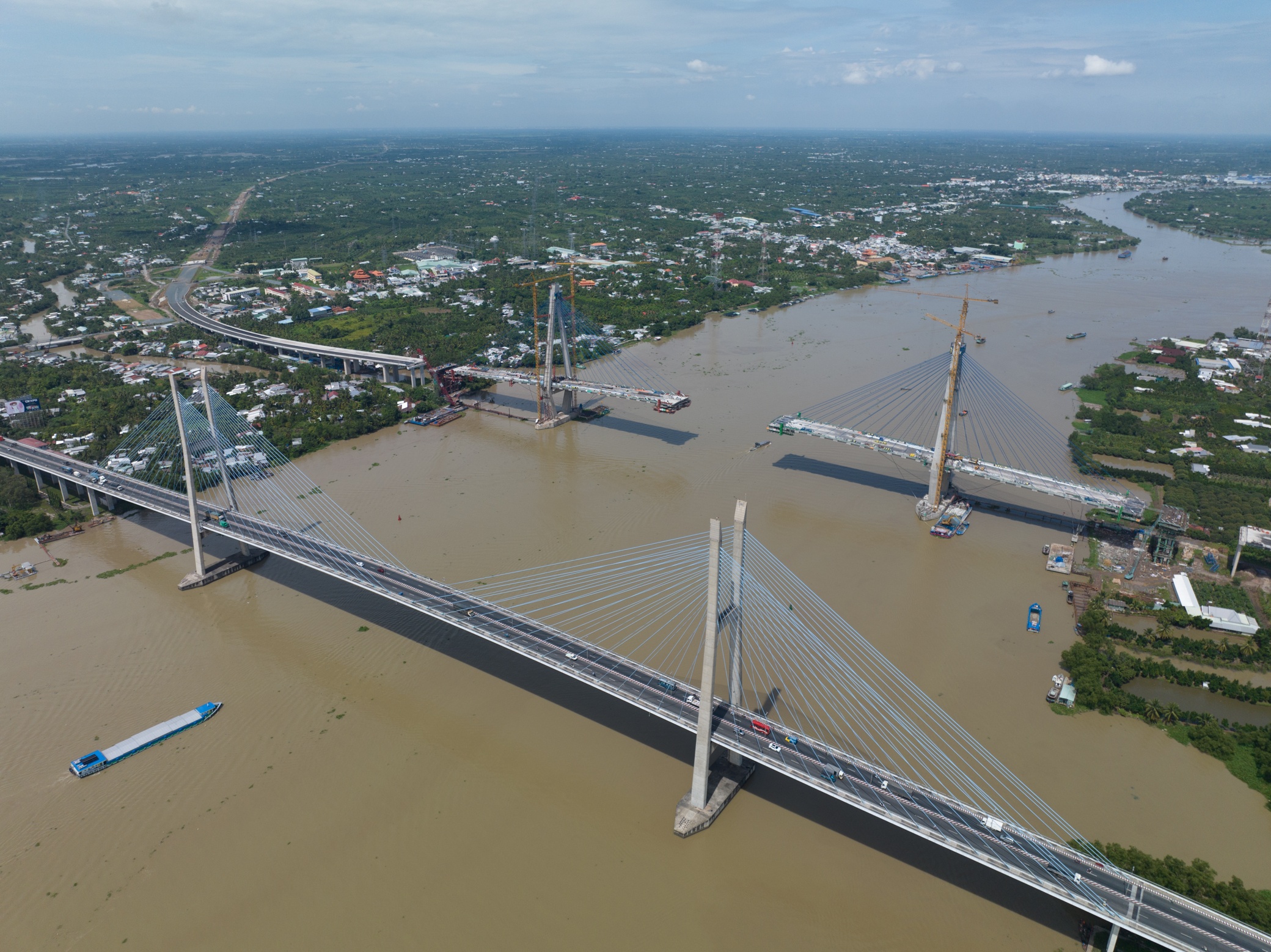 Cùng vượt sông Tiền nối đôi bờ tỉnh Tiền Giang và Vĩnh Long, công trình cầu Mỹ Thuận 2 nằm song song và cách cầu Mỹ Thuận hiện hữu khoảng 350m về phía thượng nguồn.