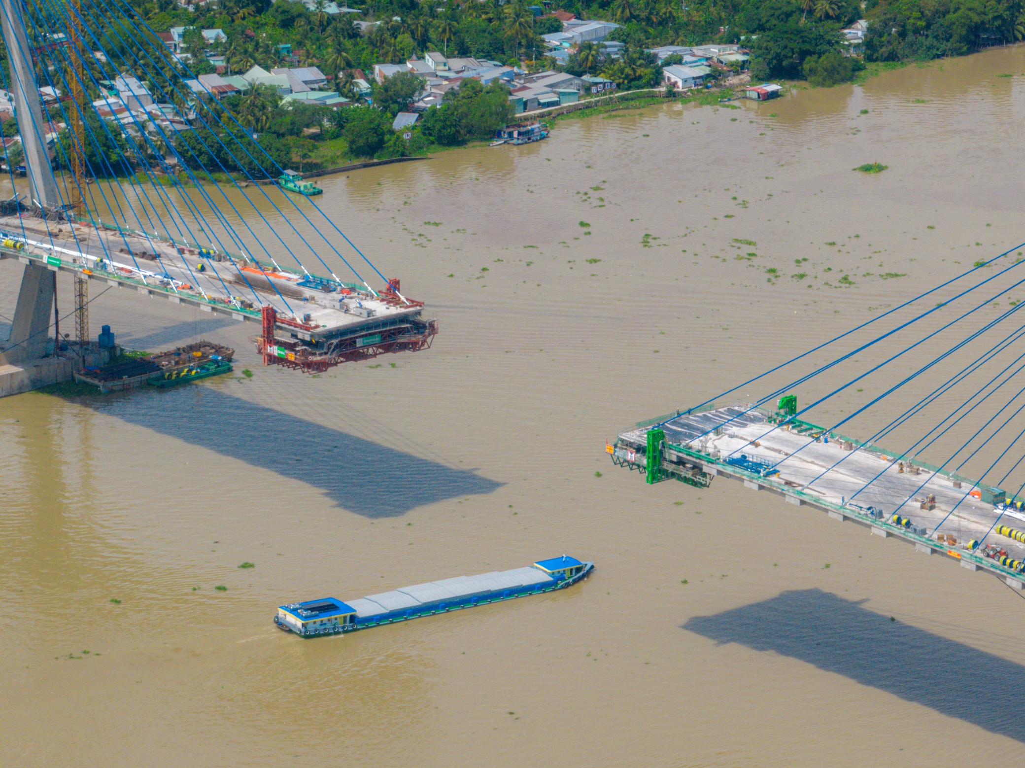 Trong khi đó theo kế hoạch của Ban quản lý dự án, tháng 11 sẽ hợp long nhịp chính giữa sông để nối thông đôi bờ sông Tiền.