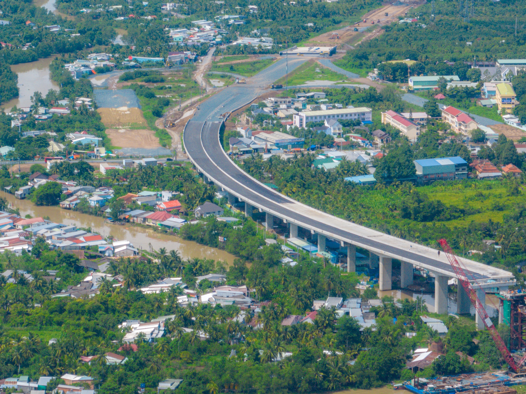 Đường dẫn cầu Mỹ Thuận 2 phía tỉnh Tiền Giang qua địa bàn hai xã An Hữu và Hòa Hưng, có tổng chiều dài 4,3km, phần còn lại bờ Vĩnh Long dài 0,4km.