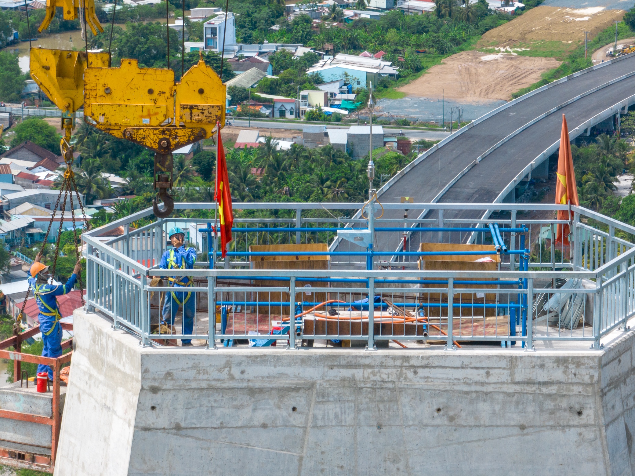 Cầu Mỹ Thuận 2 có 5 gói thầu xây lắp. Đến nay, phần đường dẫn đã cơ bản hoàn thành. Khối lượng đạt hơn 80%. Các nhà thầu đang tập trung thi công phần nhịp biên và nhịp chính.