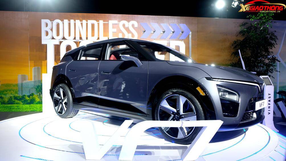 VinFast VF7 lần đầu tiên xuất hiện tại Việt Nam. Xe được bán ra với hai phiên bản gồm Eco và Plus với giá bán dự kiến nhỉnh hơn VF e34.