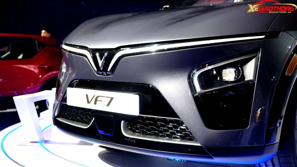 VinFast công bố, VF7 bản Eco có công suất tối đa 150kW. Quãng đường đi được sau mỗi lần sạc đầy là 450km. Trong khi đó bản Plus có công suất cao hơn lên tới 260kW nhưng quãng đường đi được thấp hơn chỉ 431km. Xe mất 9,5 giây để tăng tốc từ 0-100km/h.