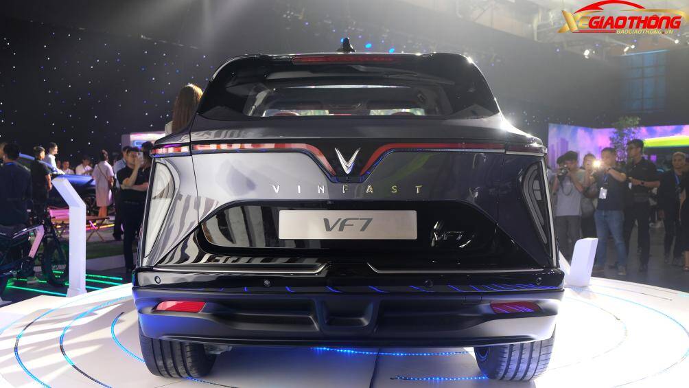 Ngoài các trang bị an toàn cơ bản, VinFast VF7 có thêm các tính năng hỗ trợ lái tiên tiến như trợ lái trên cao tốc, hỗ trợ giữ làn và tự động chuyển làn, giám sát hành trình, cảnh báo va chạm, trợ lái khi có nguy cơ va chạm, hỗ trợ đỗ xe…
