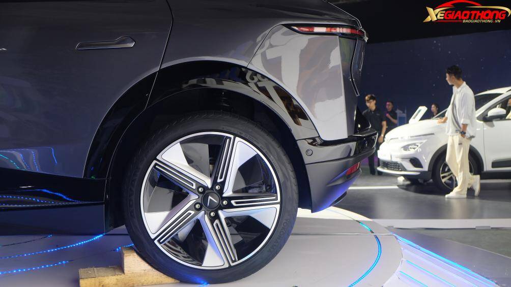 Kích thước la-zăng ở xe VinFast VF 7 Eco là 19 inches và VF 7 Plus là 20 inches, tương đối lớn so với các mẫu xe cùng phân khúc.