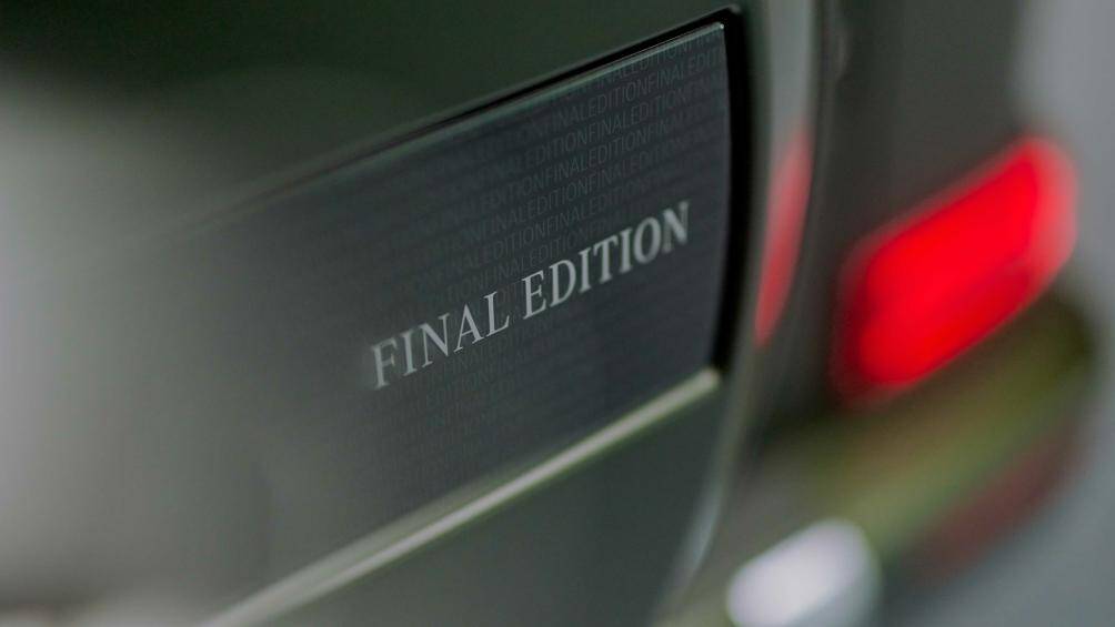 Mercedes-Benz G500 Final Edition cung cấp 3 tùy chọn màu sơn ngoại thất, gồm: Obsidian Black metallic, Opalith White magno và Olive magno.