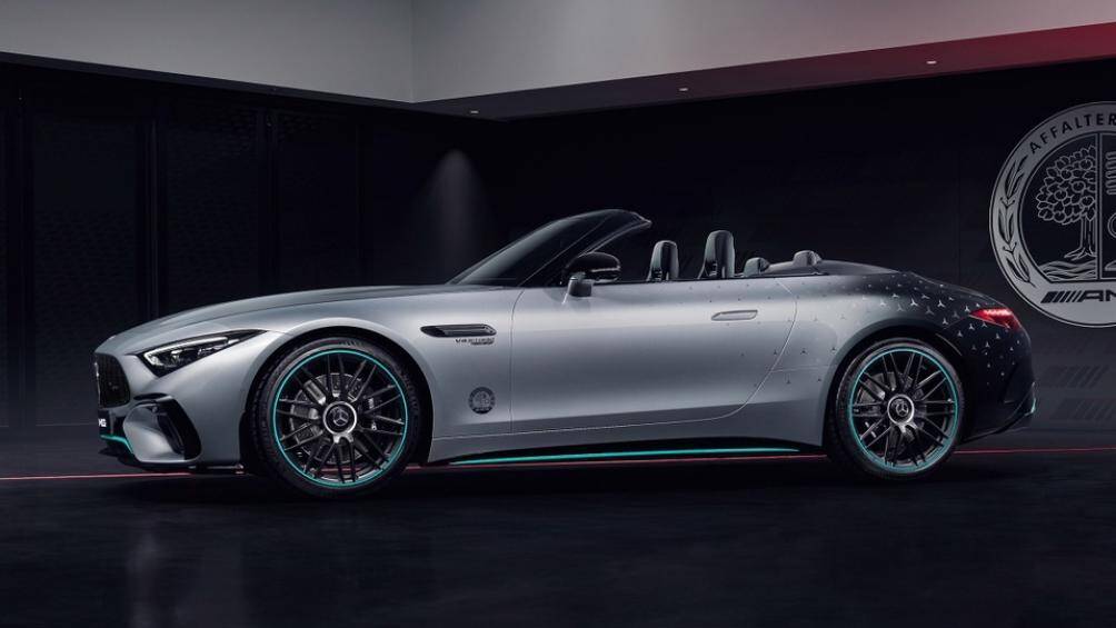 Tông màu ngoại thất của xe được lấy cảm hứng từ mẫu xe đua F1 W13 E PERFORMANCE của đội đua Mercedes-AMG PETRONAS F1.