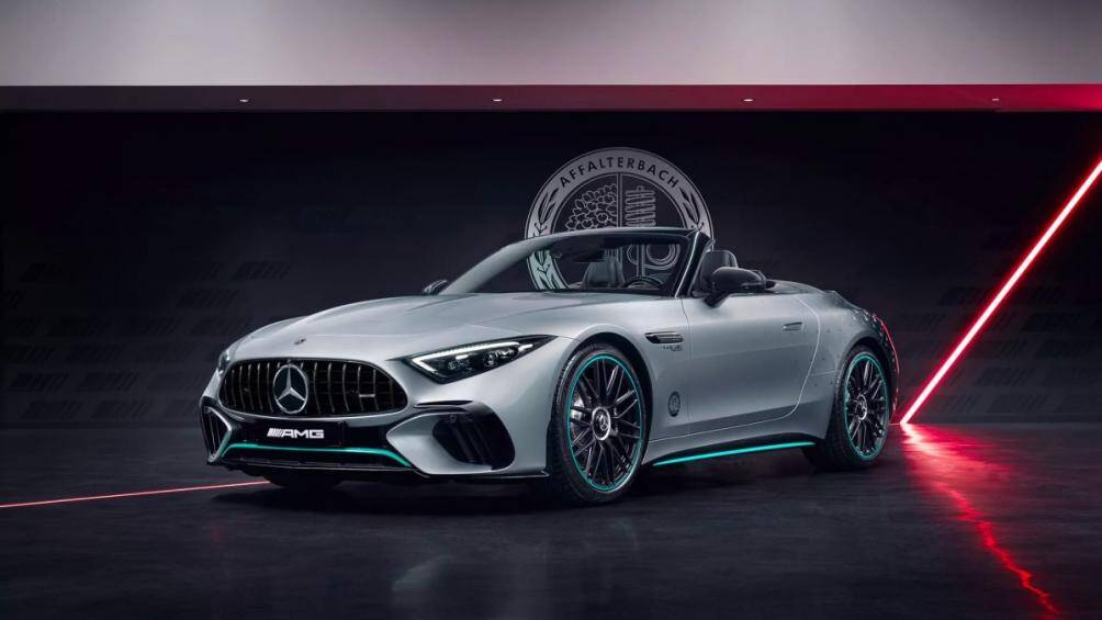 Phần đầu xe ấn tượng thể thao và bộ khuếch tán phía sau lớn hơn, đồng thời các cánh gió chủ động dưới nắp capo sẽ cải thiện lực ép và giảm lực cản.