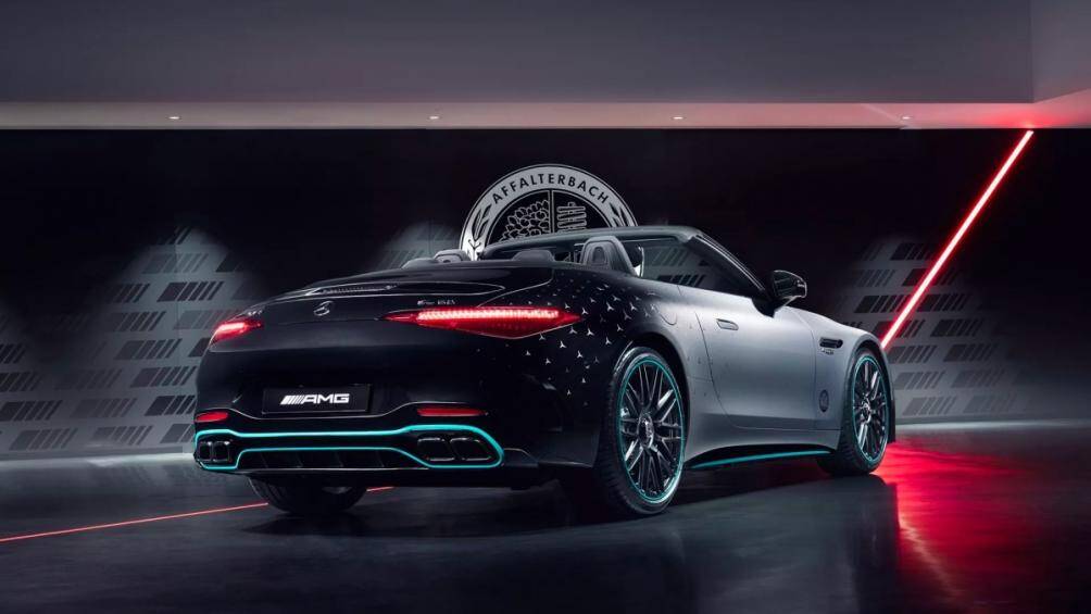 Mercedes-AMG SL 63 4MATIC+ bản đặc biệt F1 2023 sở hữu động cơ V8 Biturbo 4.0L, công suất 577 mã lực và mô-men xoắn 800 Nm.