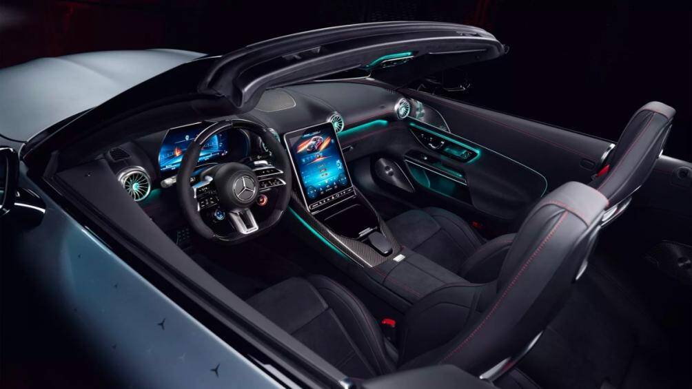 Nội thất của SL63 Motorsport Collectors Edition 2023 nổi bật với ghế thể thao của AMG Performance bọc da Nappa và sợi Microcut, chỉ khâu tương phản.