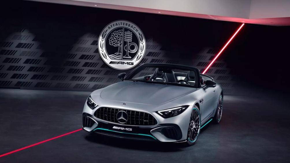 Vô lăng AMG làm từ sợi carbon có chức năng sưởi và đo tốc độ AMG Track Pace cùng với hệ thống âm thanh cao cấp.