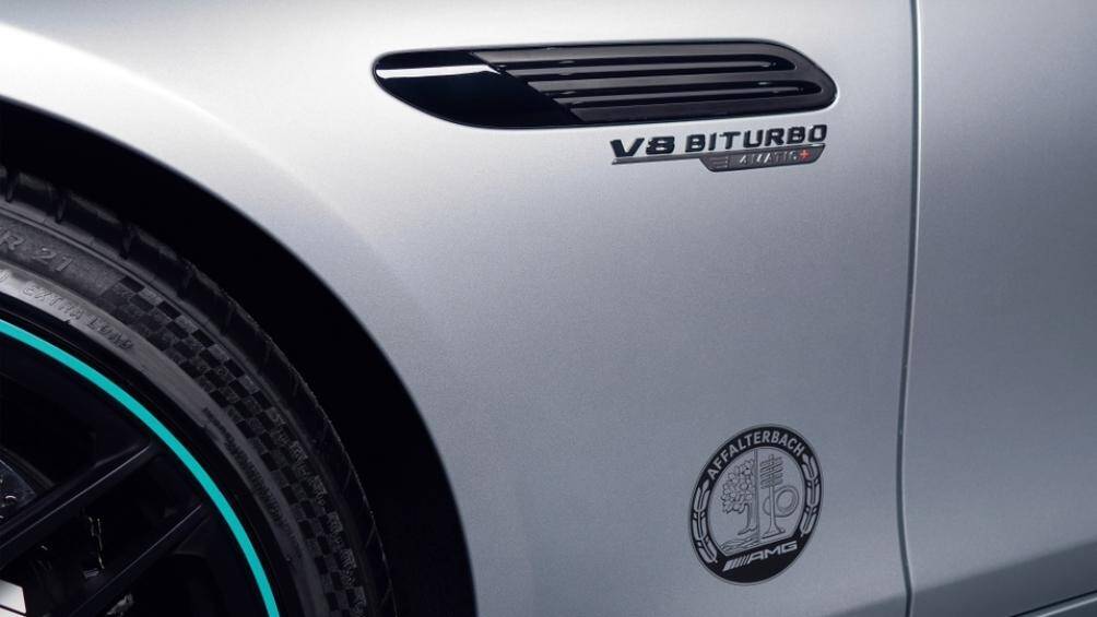 Mercedes-AMG SL63 Motorsport sở hữu lớp sơn đặc biệt hai tông màu đen Obsidian Black và màu bạc High-Tech Silver.