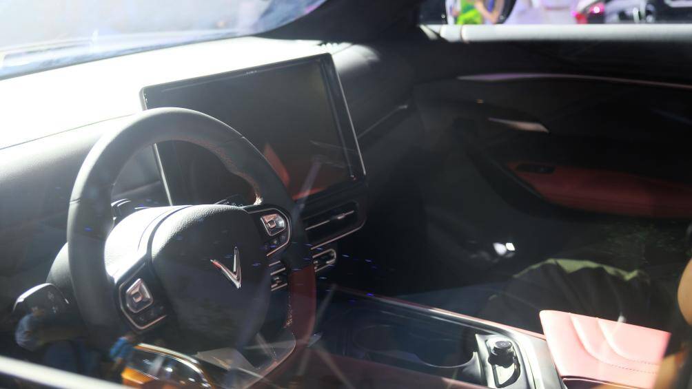 Bên trong nội thất, VinFast VF7 nổi bật với màn hình cảm ứng trung tâm kích thước lớn (12,9 inch trên bản Eco và 15 inch trên bản Plus).