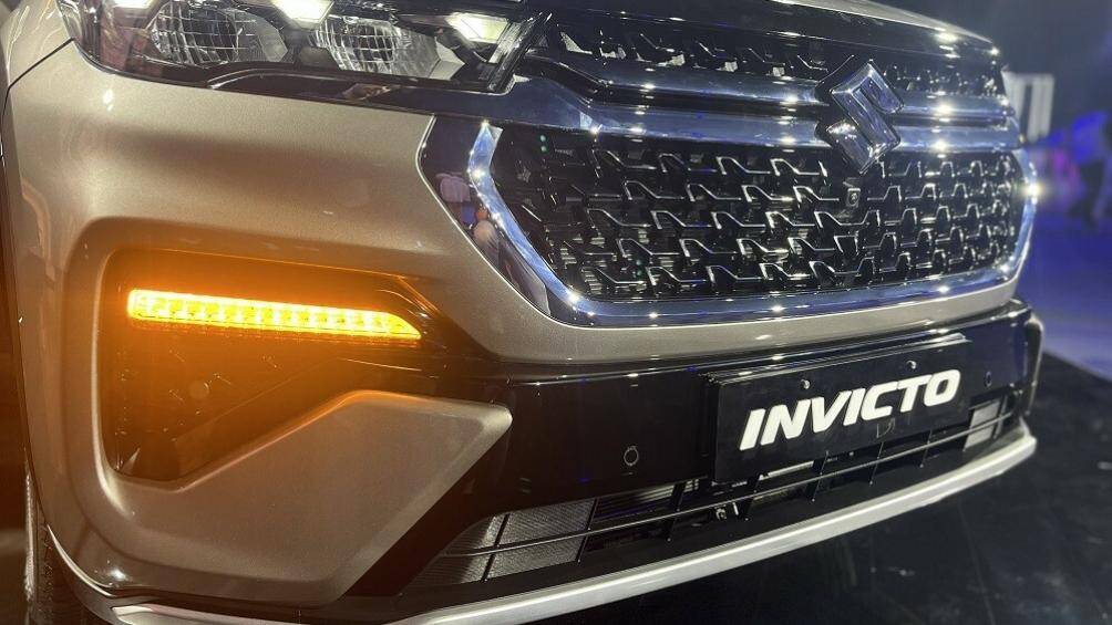 Ngoài ra, cản trước của Suzuki Invicto còn đi kèm hốc gió trung tâm rộng hơn và nẹp màu bạc bên dưới.