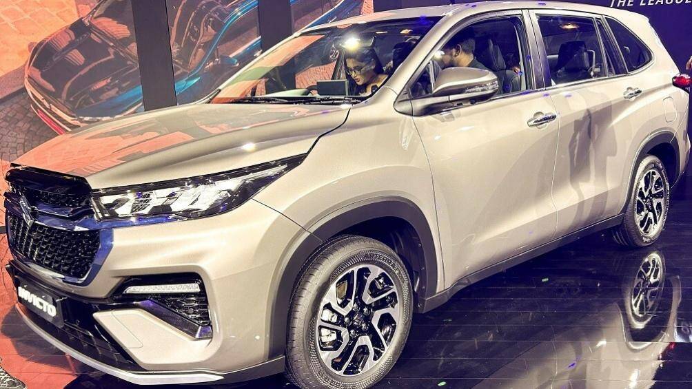 Lưới tản nhiệt của xe có thêm 2 nẹp mạ crôm nằm ngang, nối liền với cụm đèn pha LED.