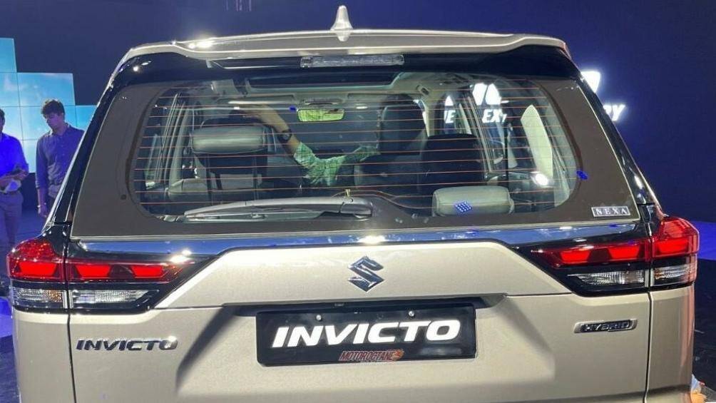 Trong khi đó, đèn hậu của xe cũng có thiết kế 3 bóng LED bên trong.