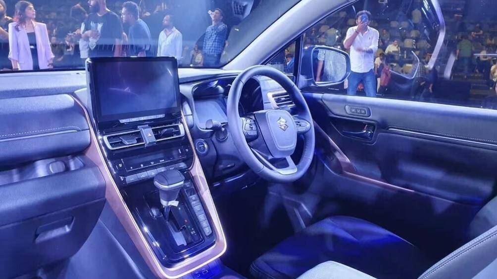 Bước vào bên trong Suzuki Invicto, người lái sẽ bắt gặp những trang bị như ghế lái chỉnh điện, ghế trước thông hơi, vô lăng 3 chấu tích hợp phím chức năng.