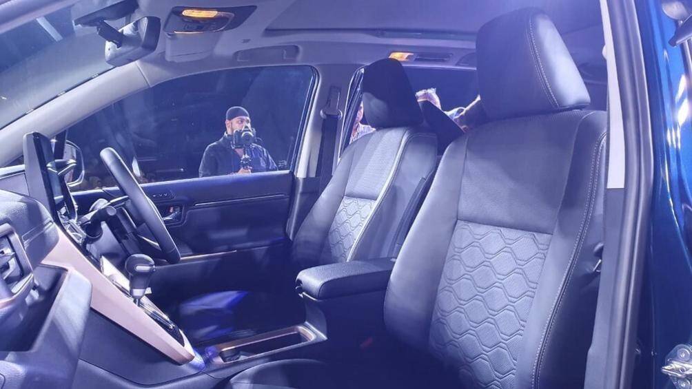 Kết hợp với hộp số biến thiên vô cấp e-CVT cùng mô-tơ điện mạnh 11 mã lực cho tổng công suất 183 mã lực.